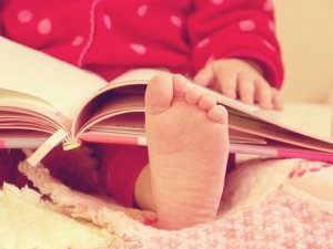 baby reading[146]